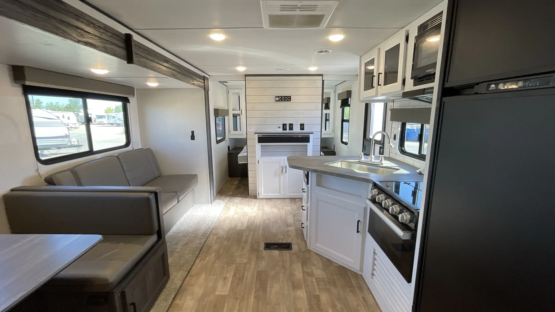 2023 Keystone Hideout 26BHSWE — living area main