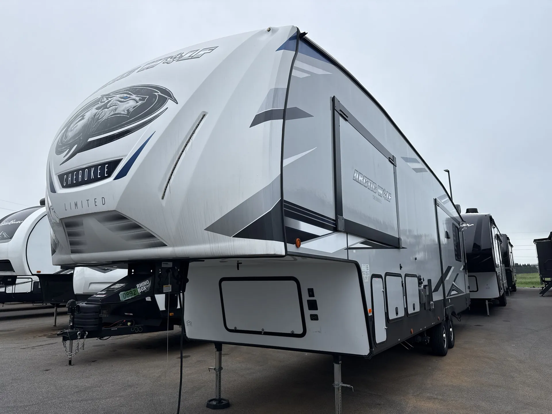 2021 Forest River Cherokee Arctic Wolf 3550 SUITE - Photo 2