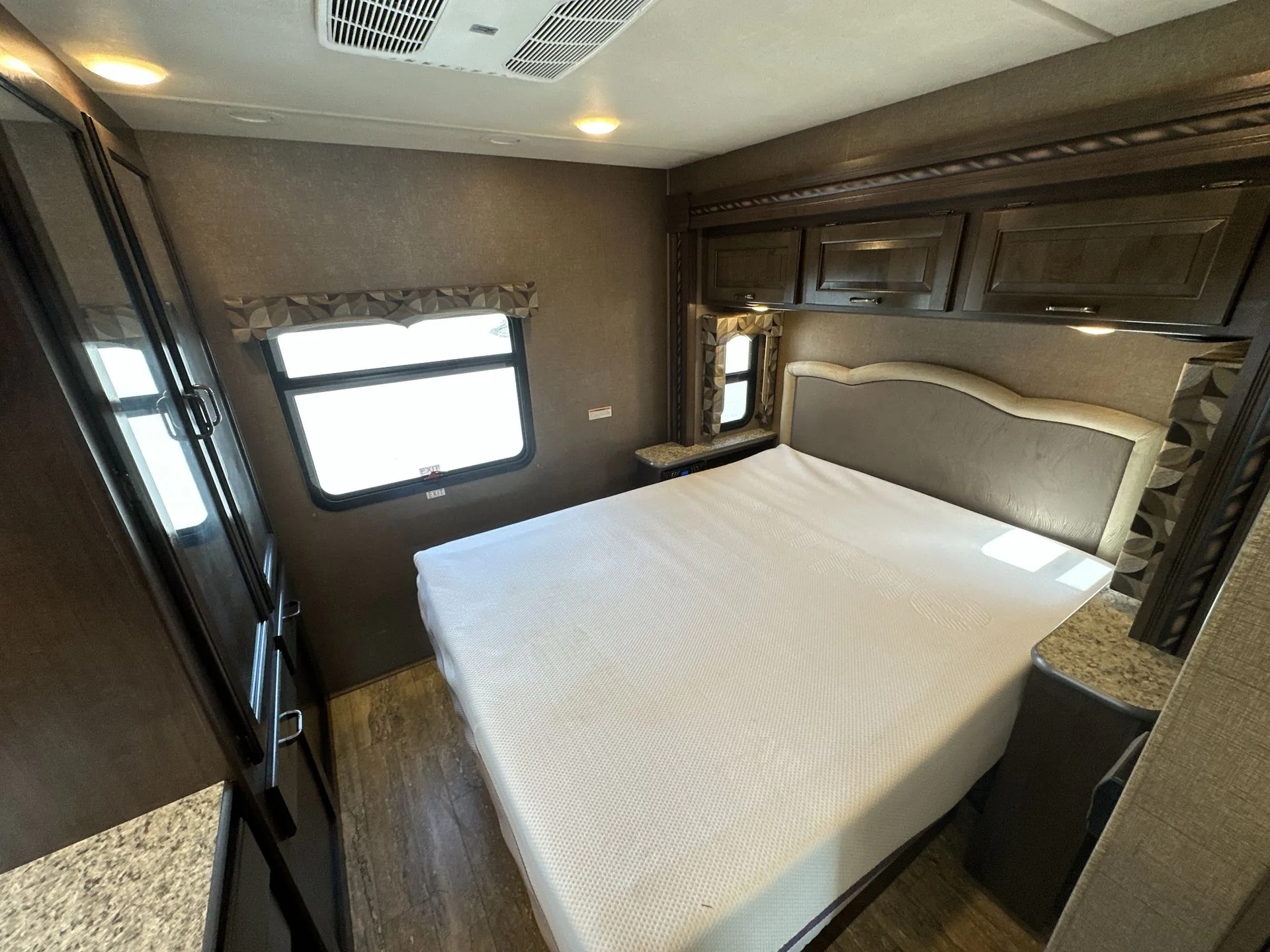 2018 Thor Motor Coach Hurricane 31S - Photo 3