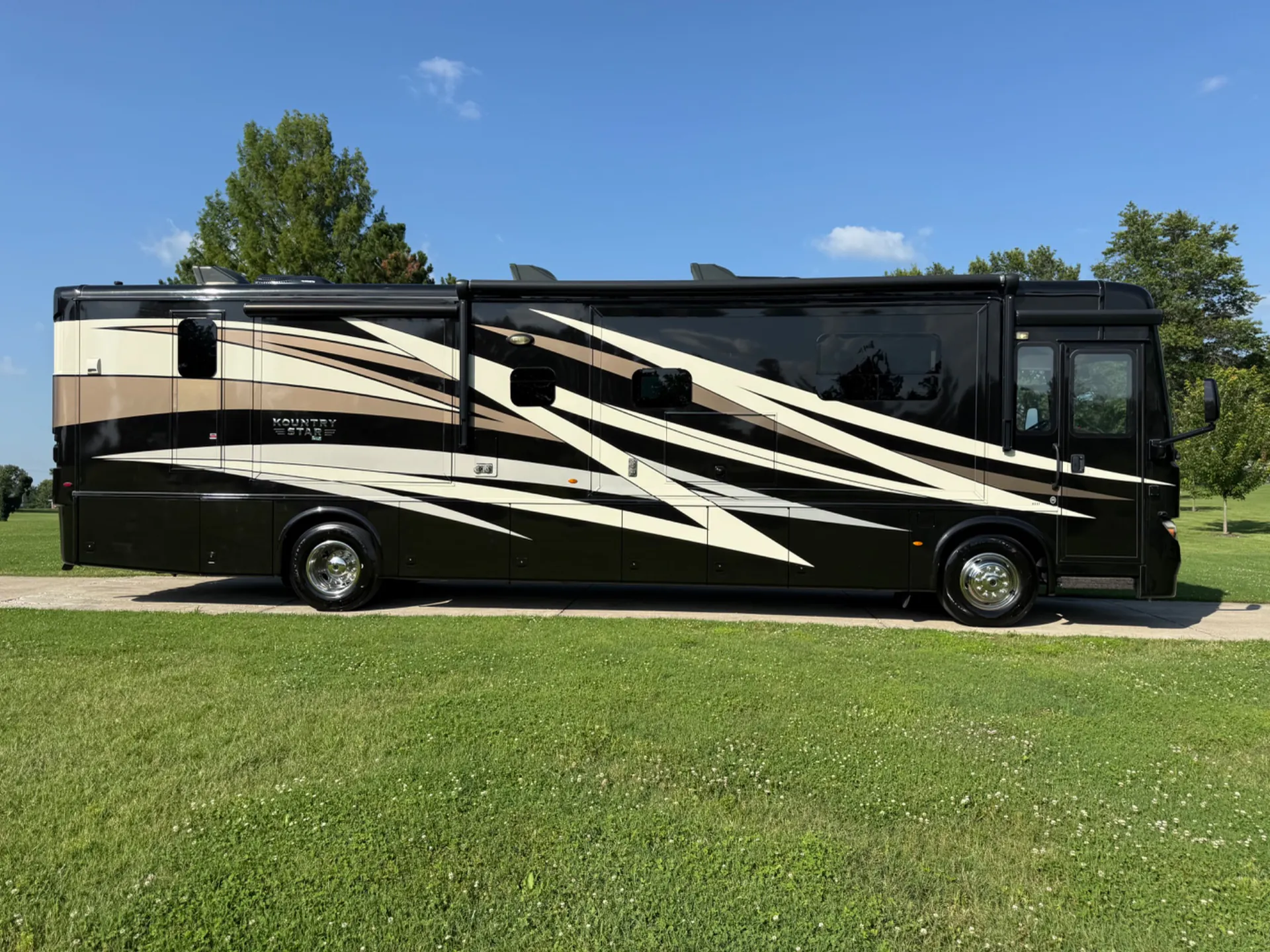 2020 Newmar Kountry Star 4037 - Photo 3