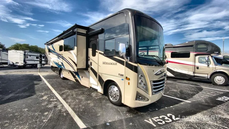 2022 Thor Motor Coach Miramar 35.2 - Photo 2
