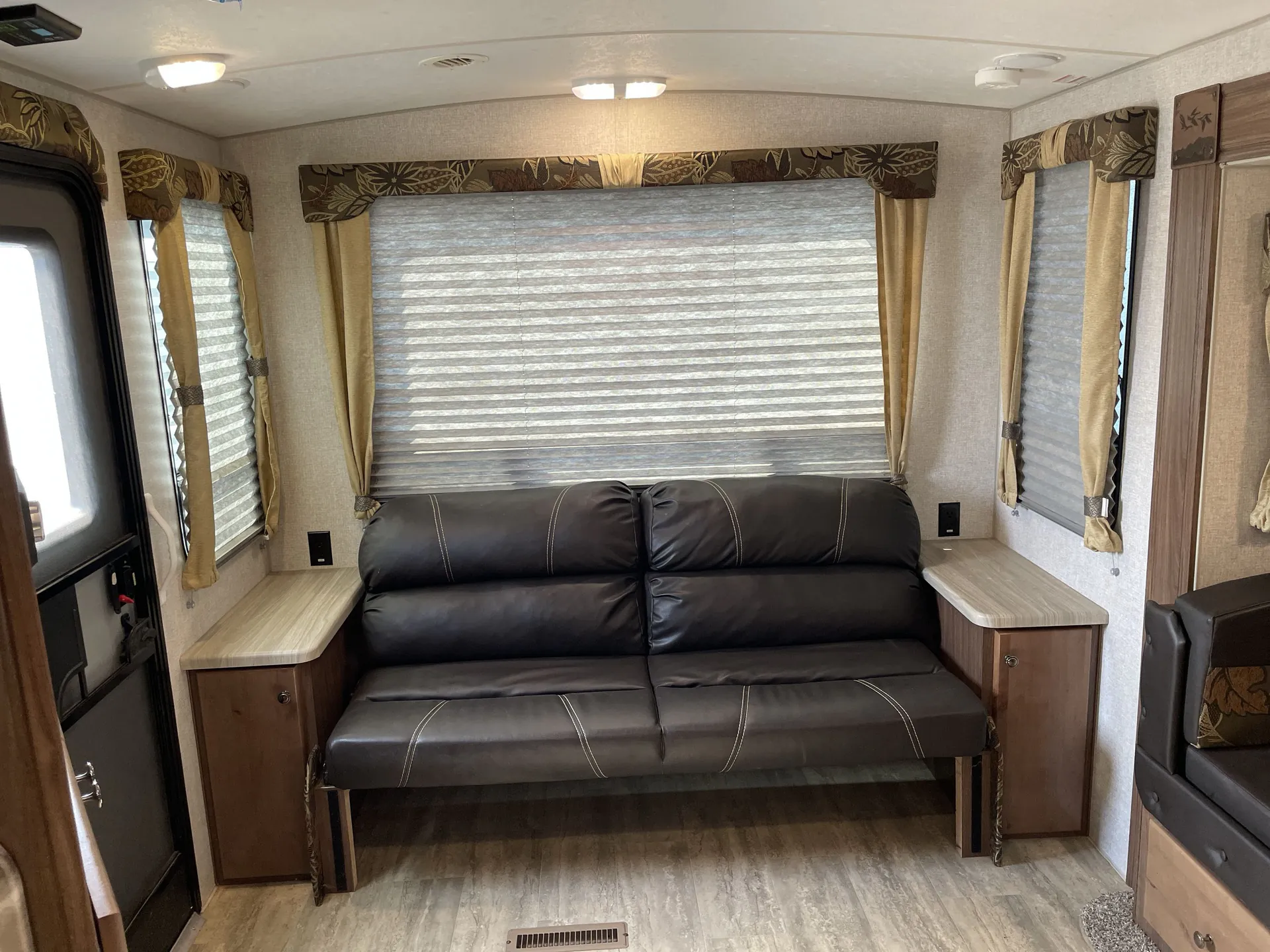 2023 Northwood Nash 25DS — living area main