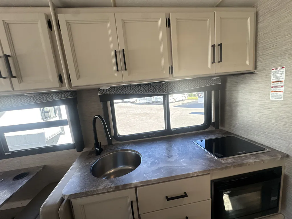 2022 Thor Motor Coach Axis 24.3, Photos photo 11