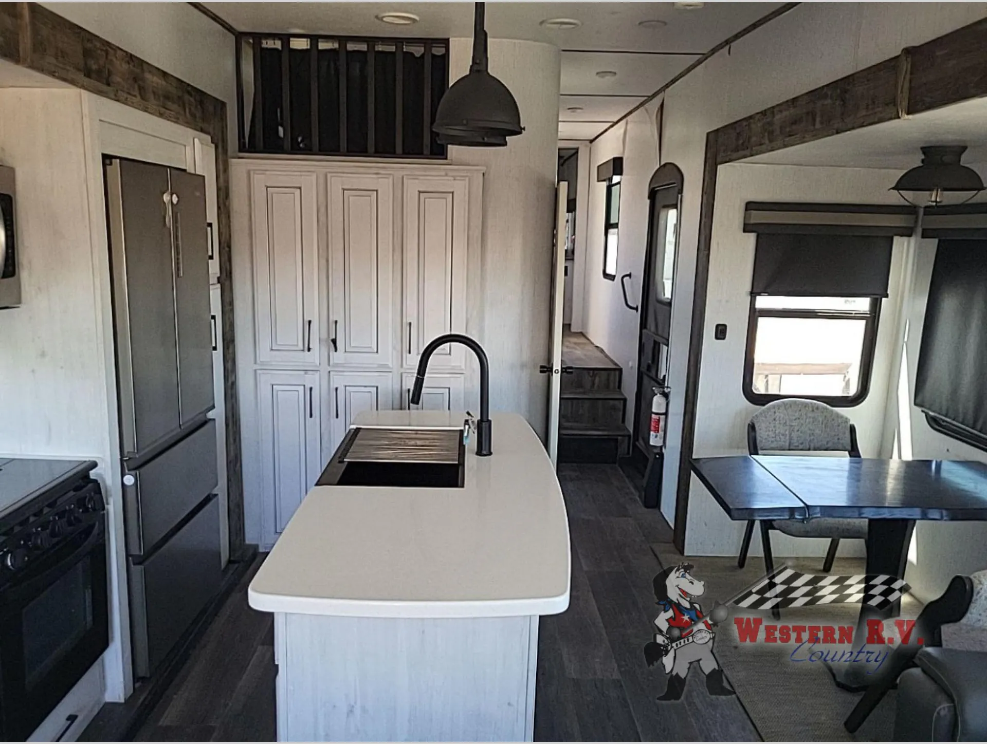 2023 Heartland Bighorn Traveler 39MB - Photo 3