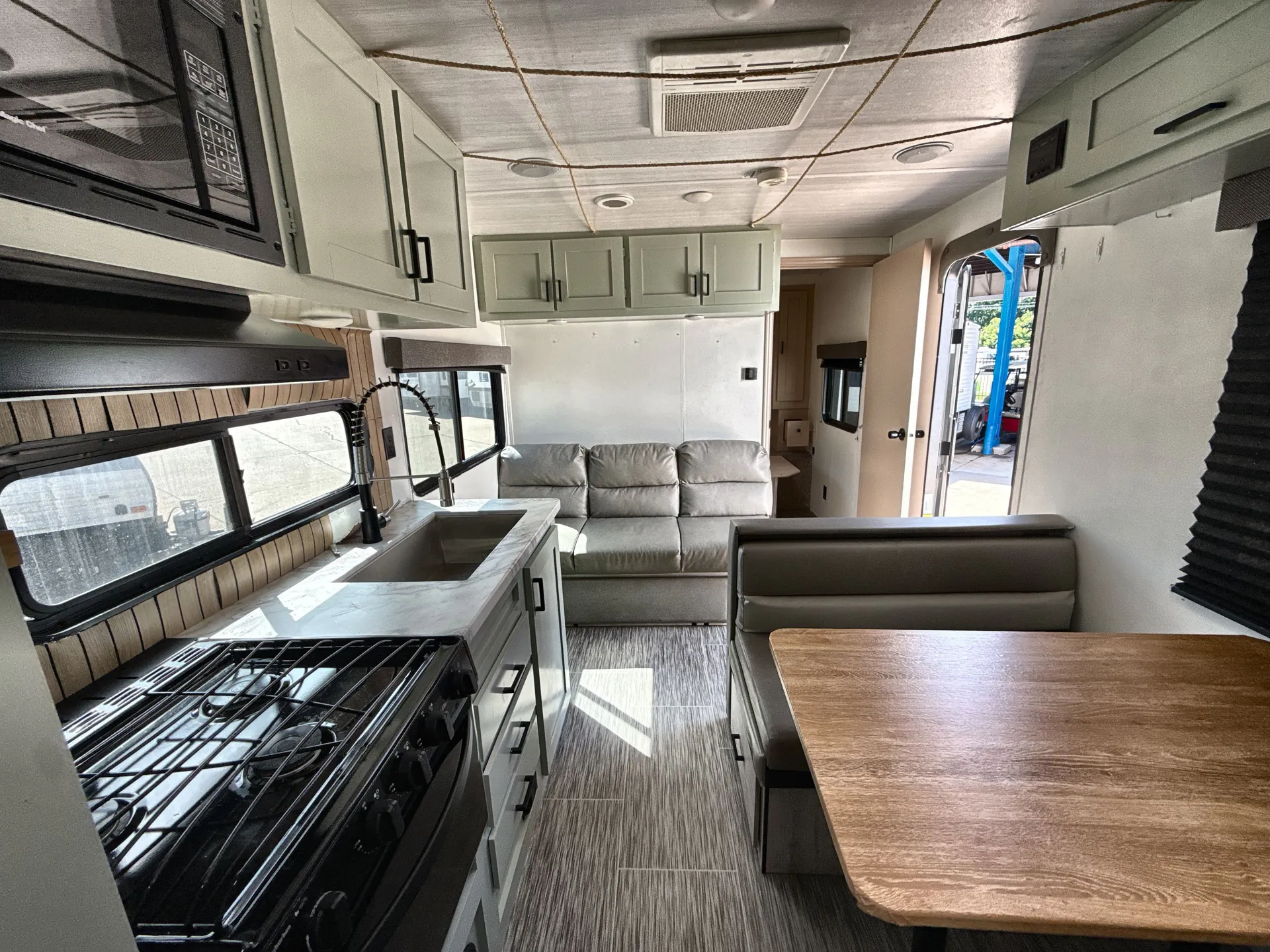 2022 East to West Silver Lake 29KBH — living area main