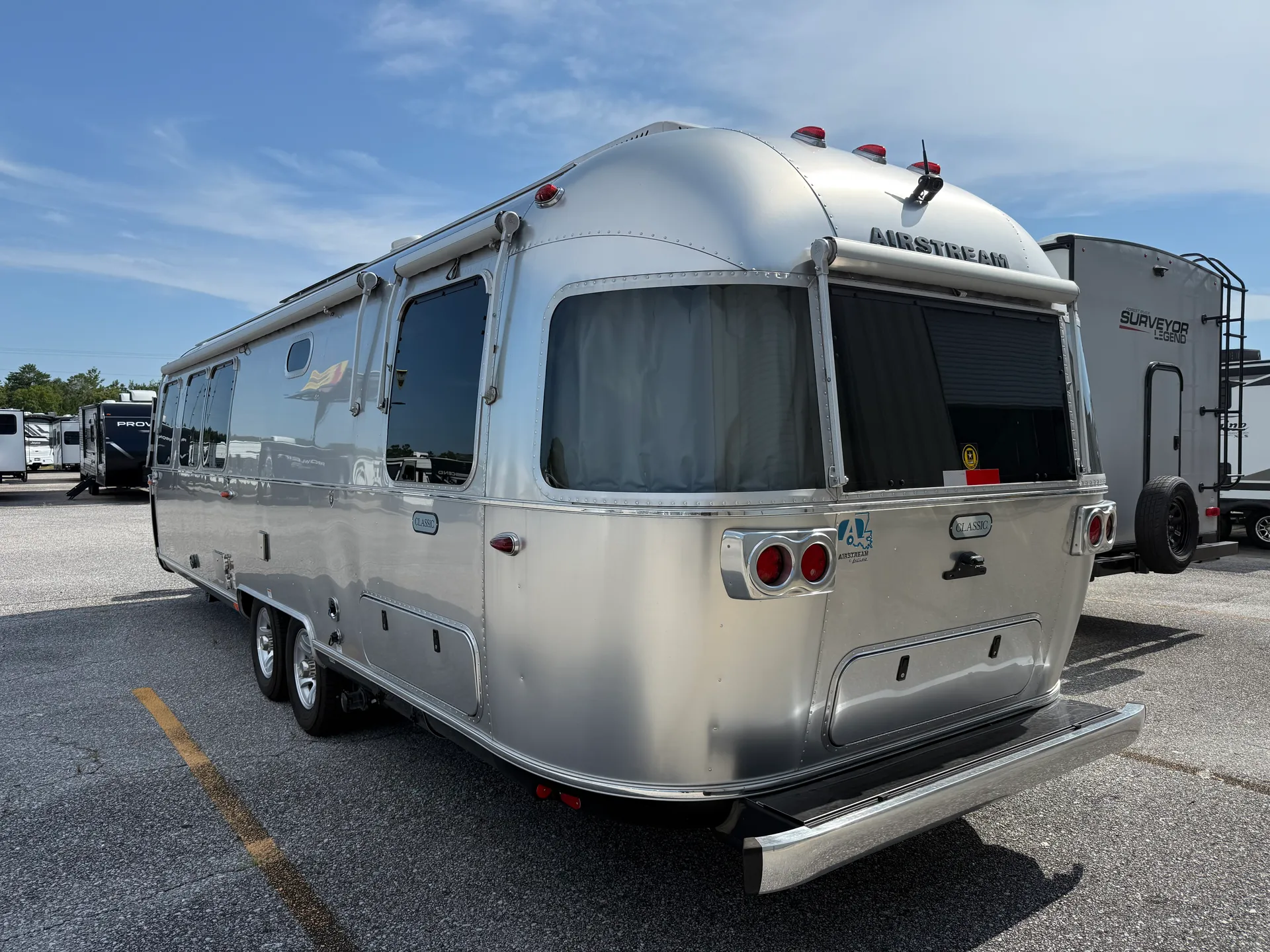 2025 Airstream Classic 30RB - Photo 4