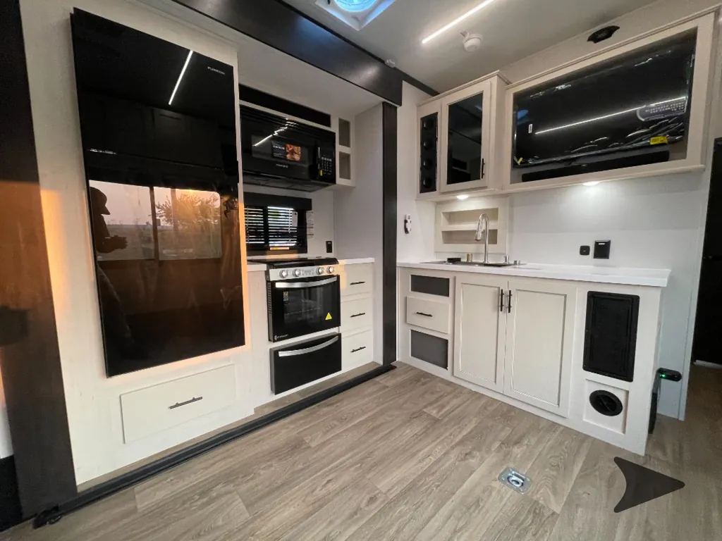 2027 Forest River Vengeance Rogue Armored 26L140, Photos photo 6