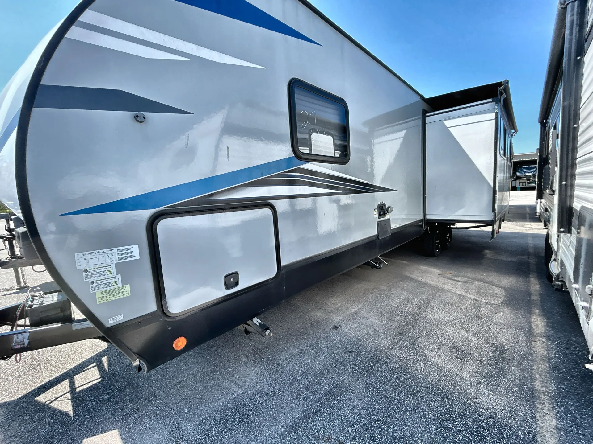 2021 Forest River Cherokee Alpha Wolf 27RK-L — off campside