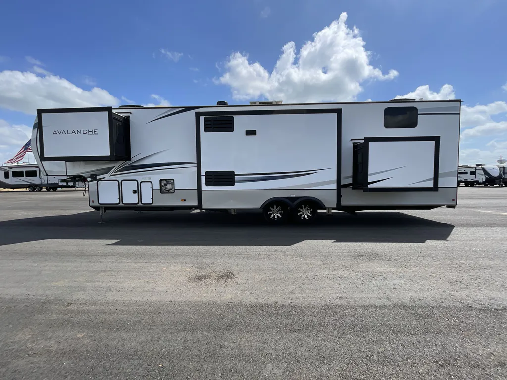 2023 Keystone Avalanche 390DS, Photos photo 4