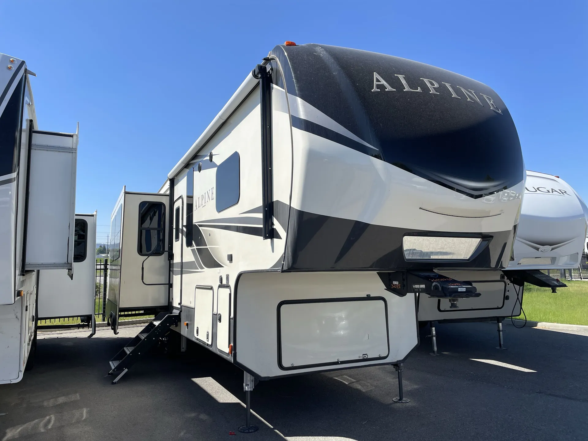2020 Keystone Alpine 3020RE - Photo 2