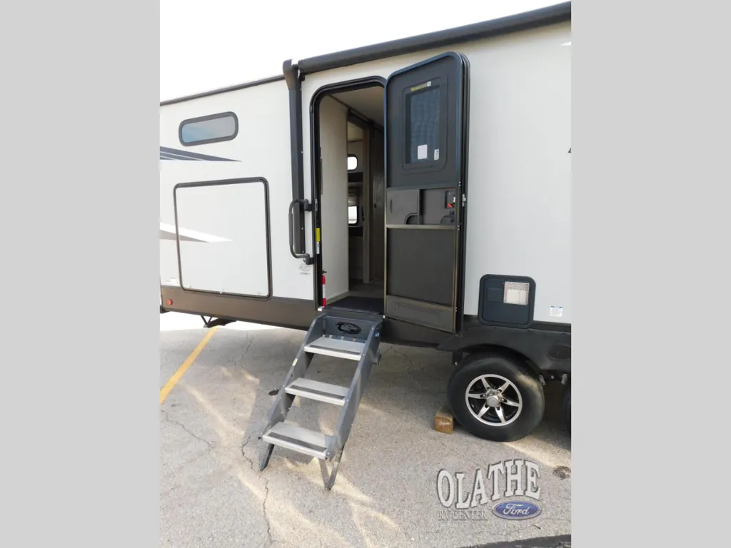 2021 Forest River Cherokee Alpha Wolf 30DBH-L, Photos photo 4