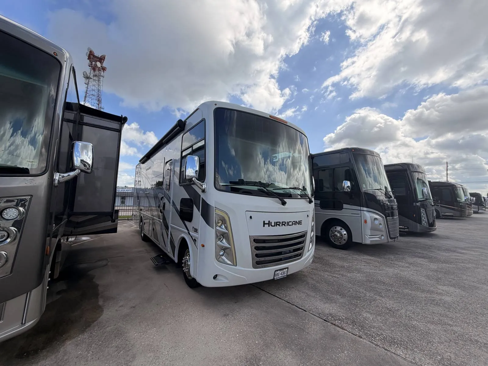 2024 Thor Motor Coach Hurricane 29M - Photo 2