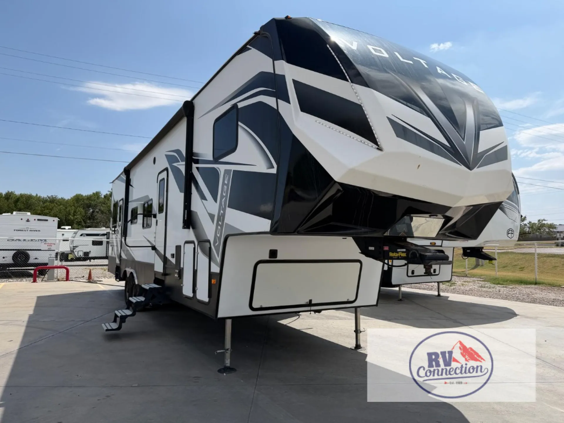 2021 Dutchmen Voltage Triton 3521 - Photo 2
