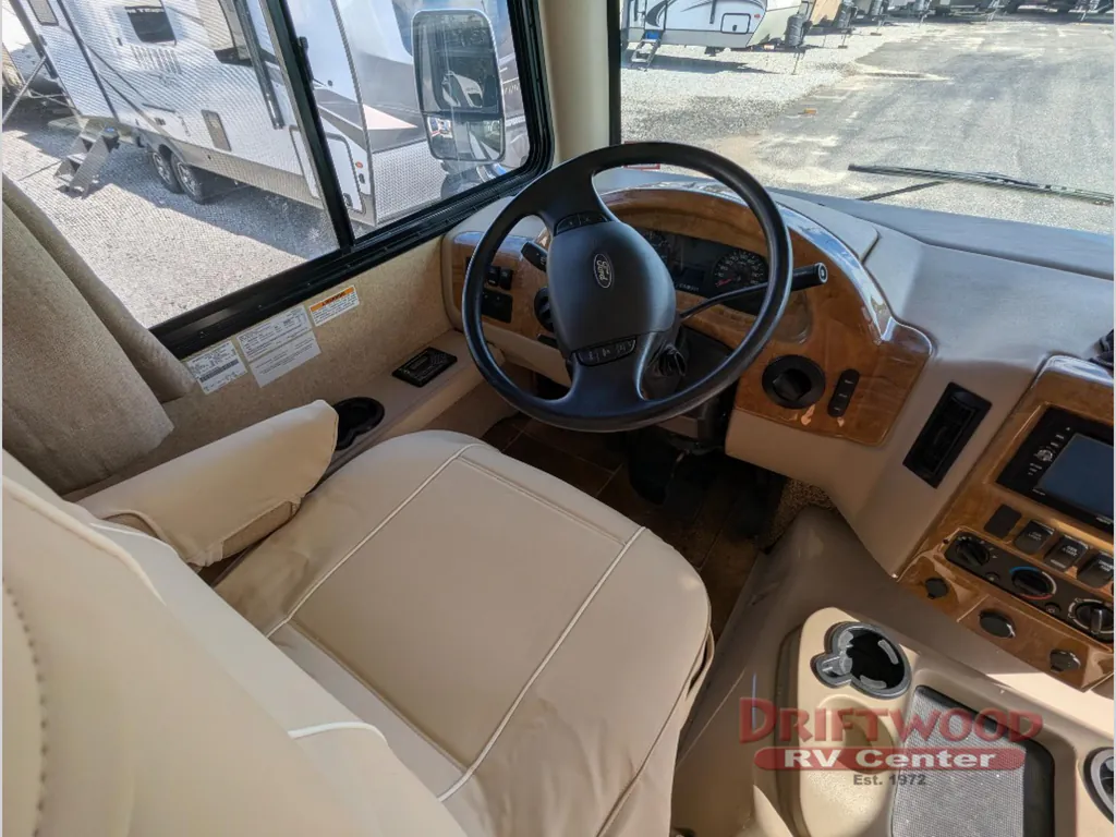 2016 Thor Motor Coach Hurricane 31S, Photos photo 17