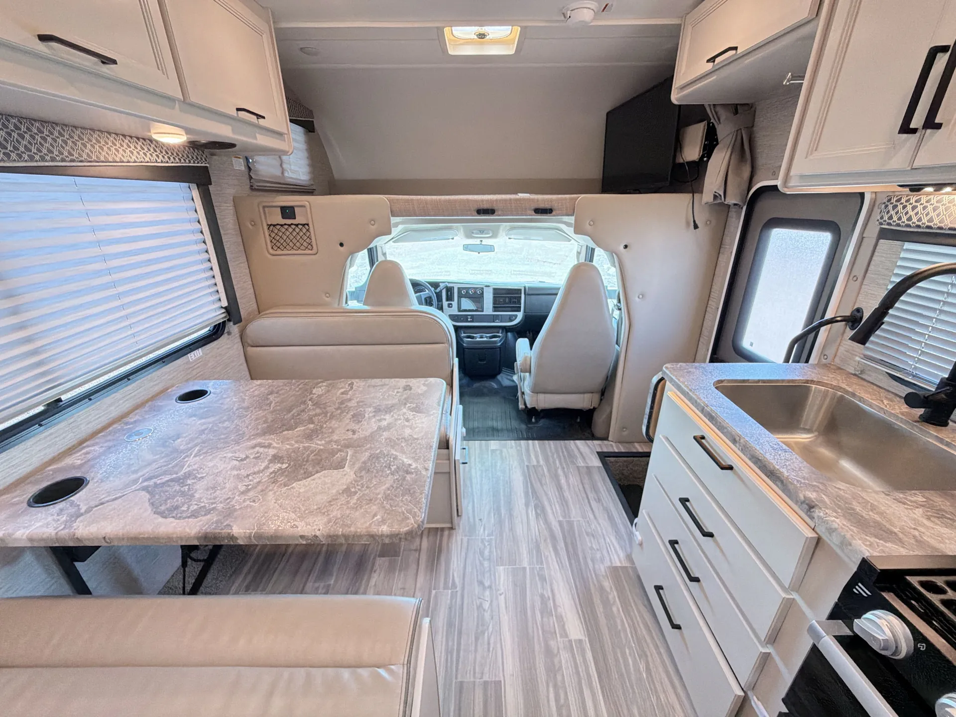 2023 Thor Motor Coach Four Winds 22B — living area main
