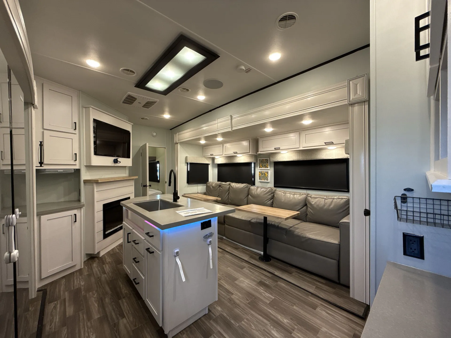 2024 Highland Ridge Roamer 364BHS — living area main