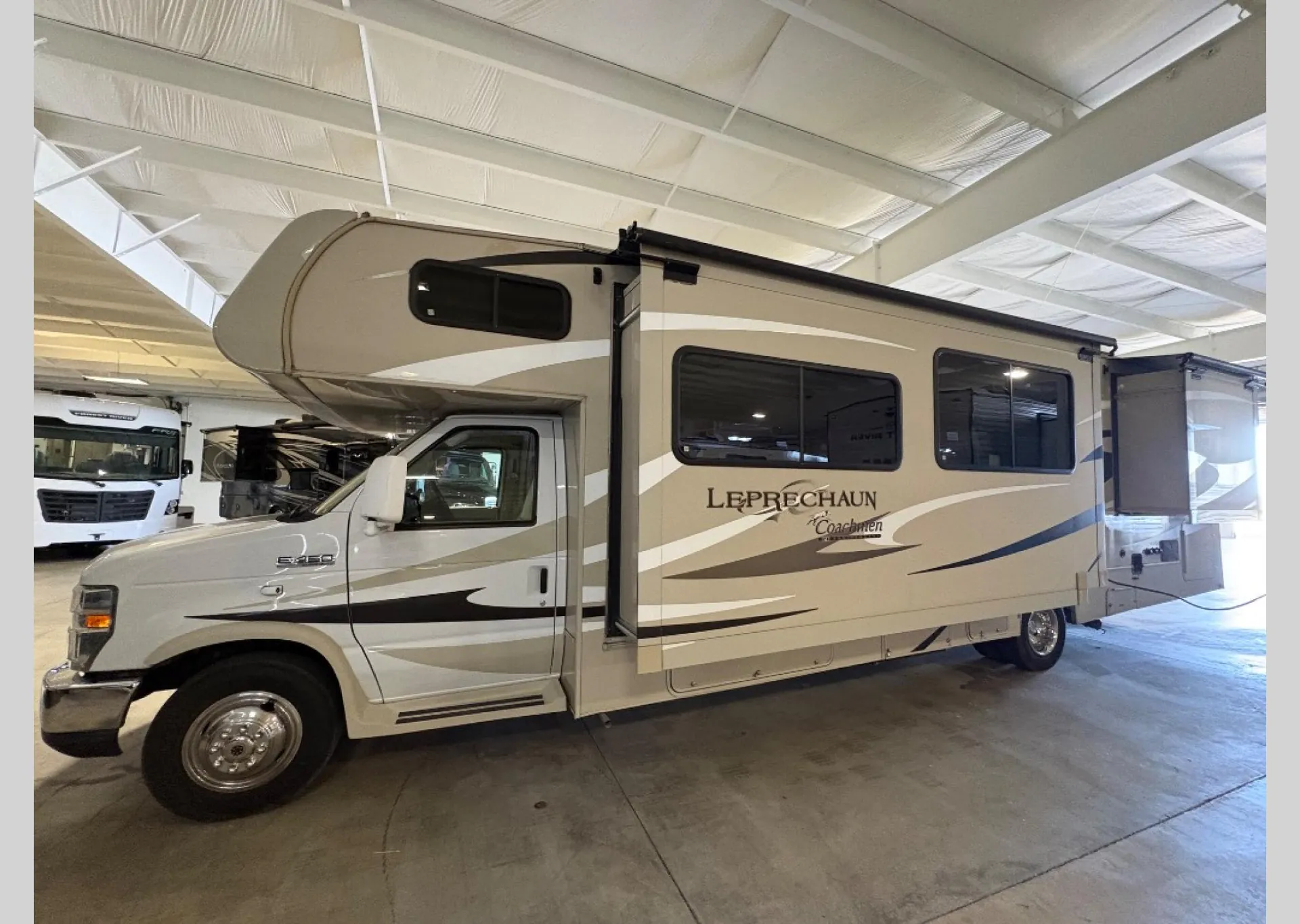 2014 Coachmen Leprechaun 319DS - Photo 4