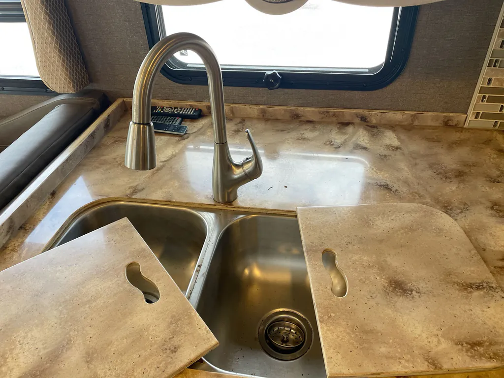 2017 Thor Motor Coach Challenger 37YT, Photos photo 41