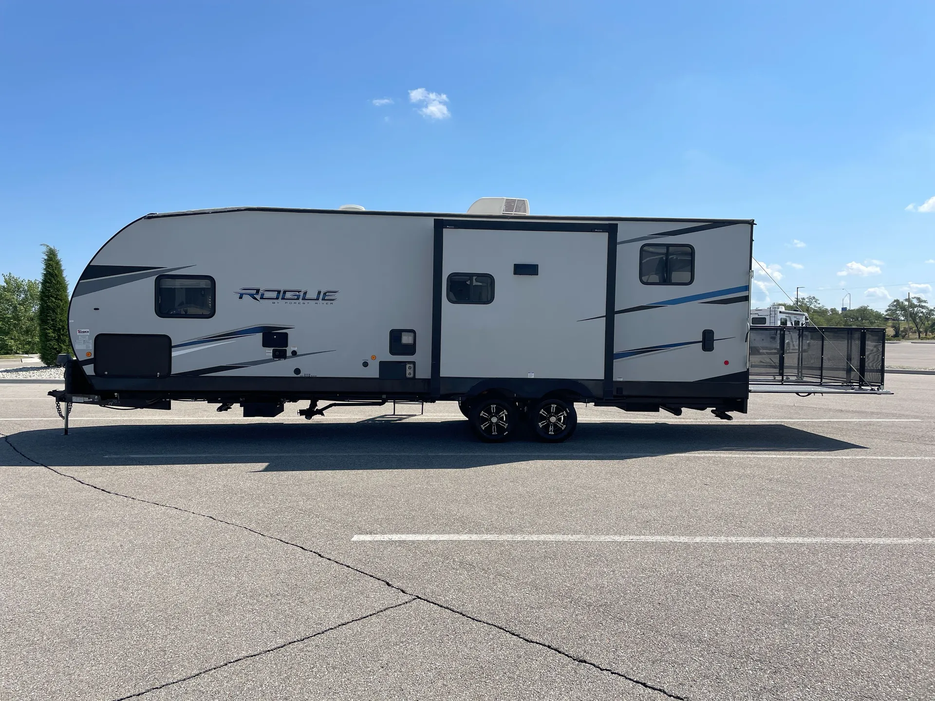 2022 Forest River Vengeance Rogue 26V — off campside