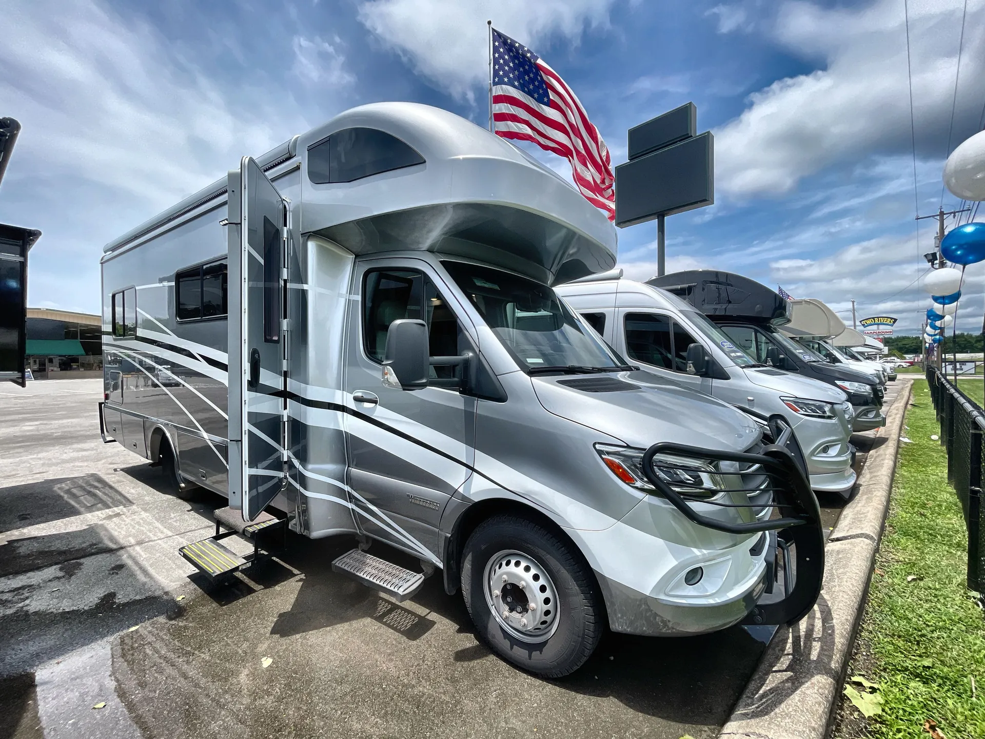 2020 Winnebago Navion 24V - Photo 2