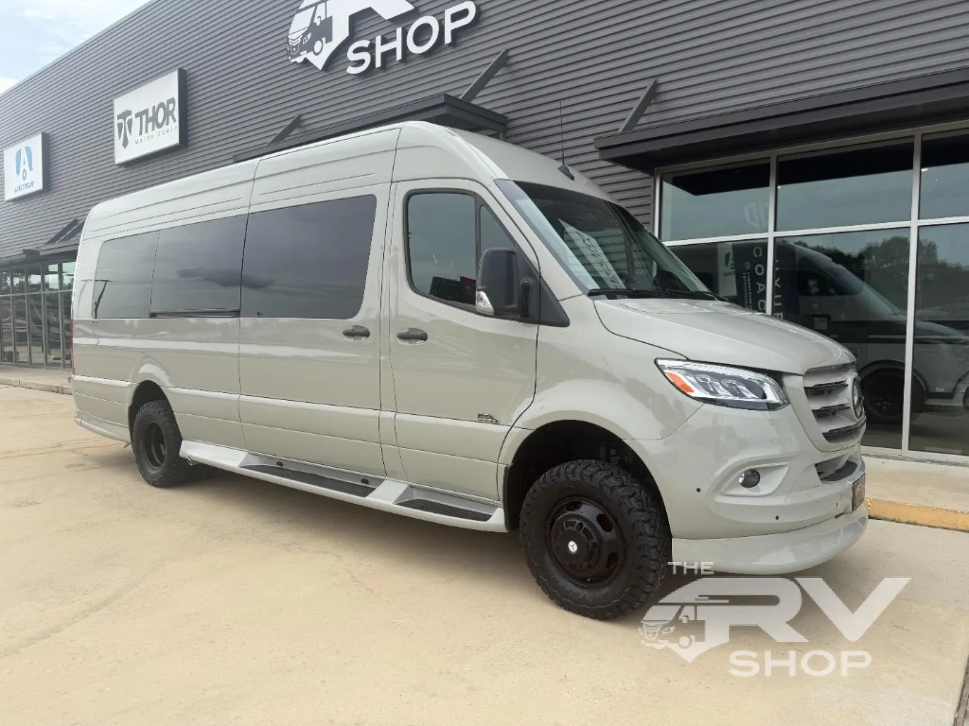 2027 Midwest Automotive Designs Luxe Cruiser D4