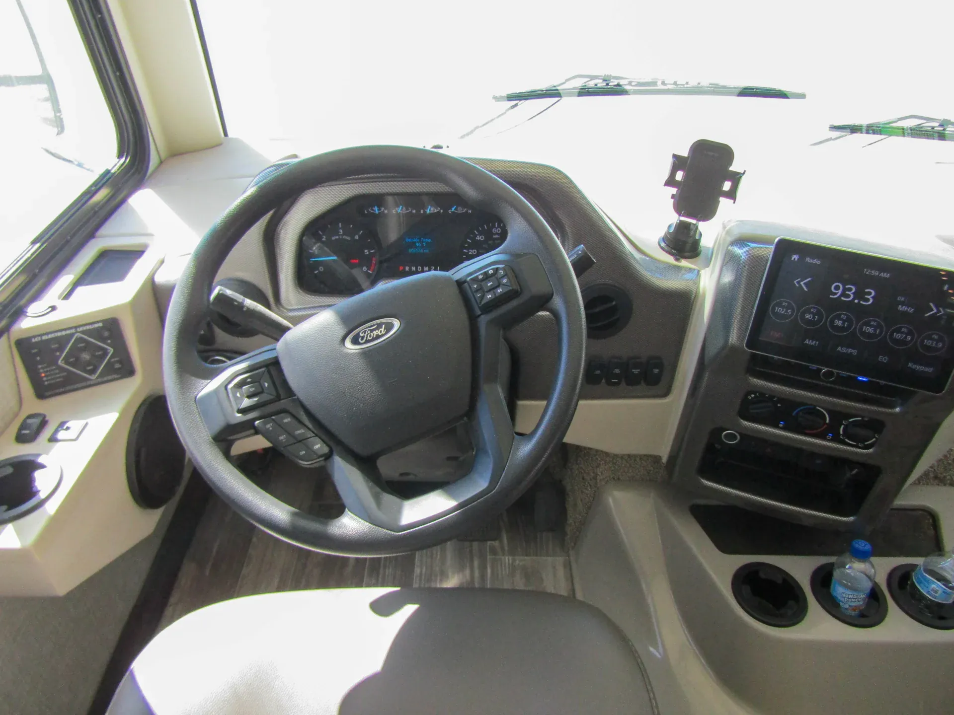 2023 Thor Motor Coach Hurricane 35M - Photo 3