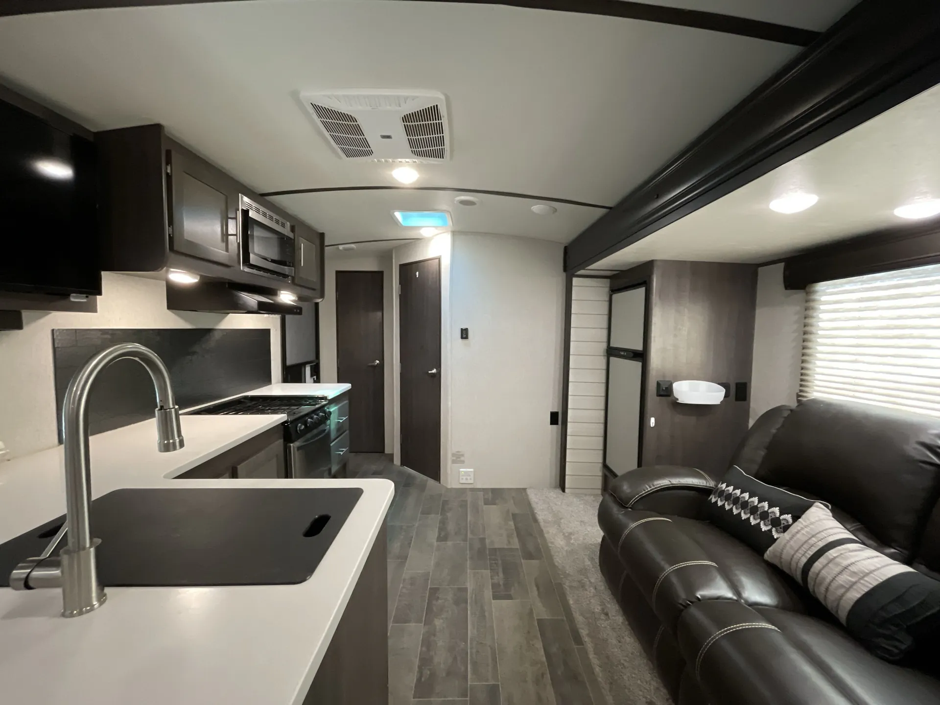 2019 crossroads Sunset Trail 212RB — living area main