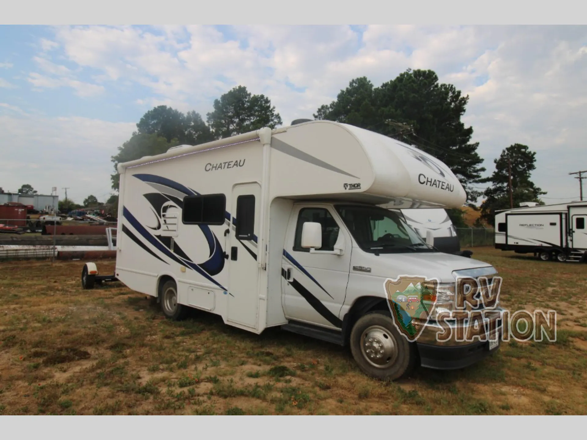 2022 Thor Motor Coach Chateau 22B - Photo 2