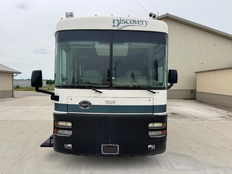 2002 Fleetwood RV Discovery 38D - Photo 2