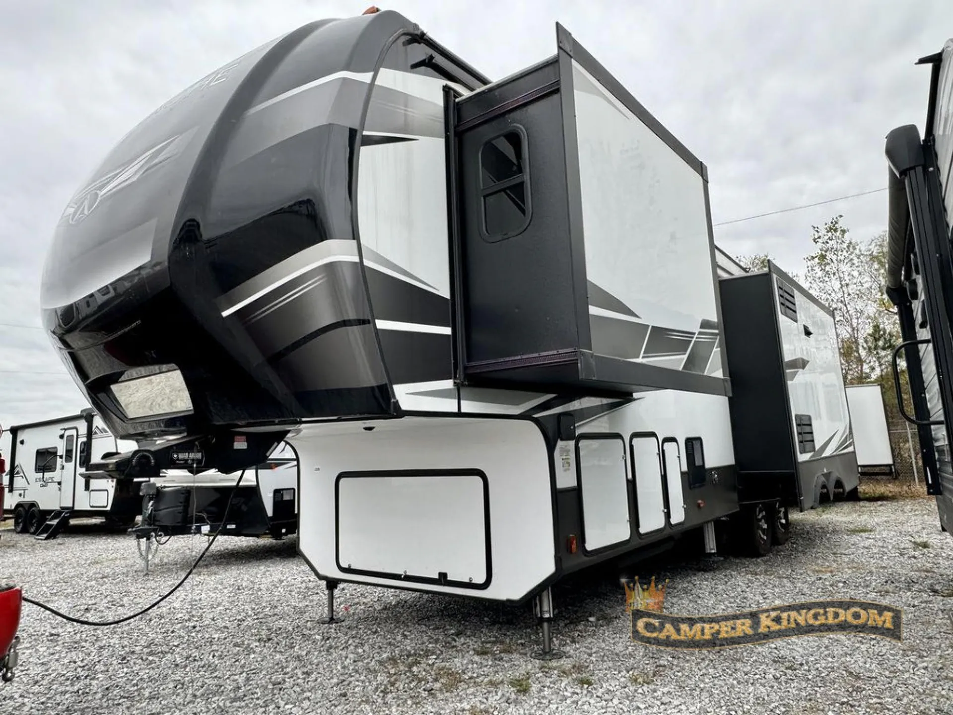 2020 Keystone Avalanche 320RS - Photo 4