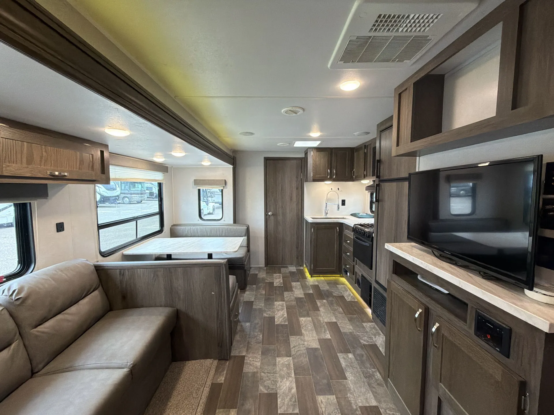 2020 East to West Silver Lake 31KBH — living area main