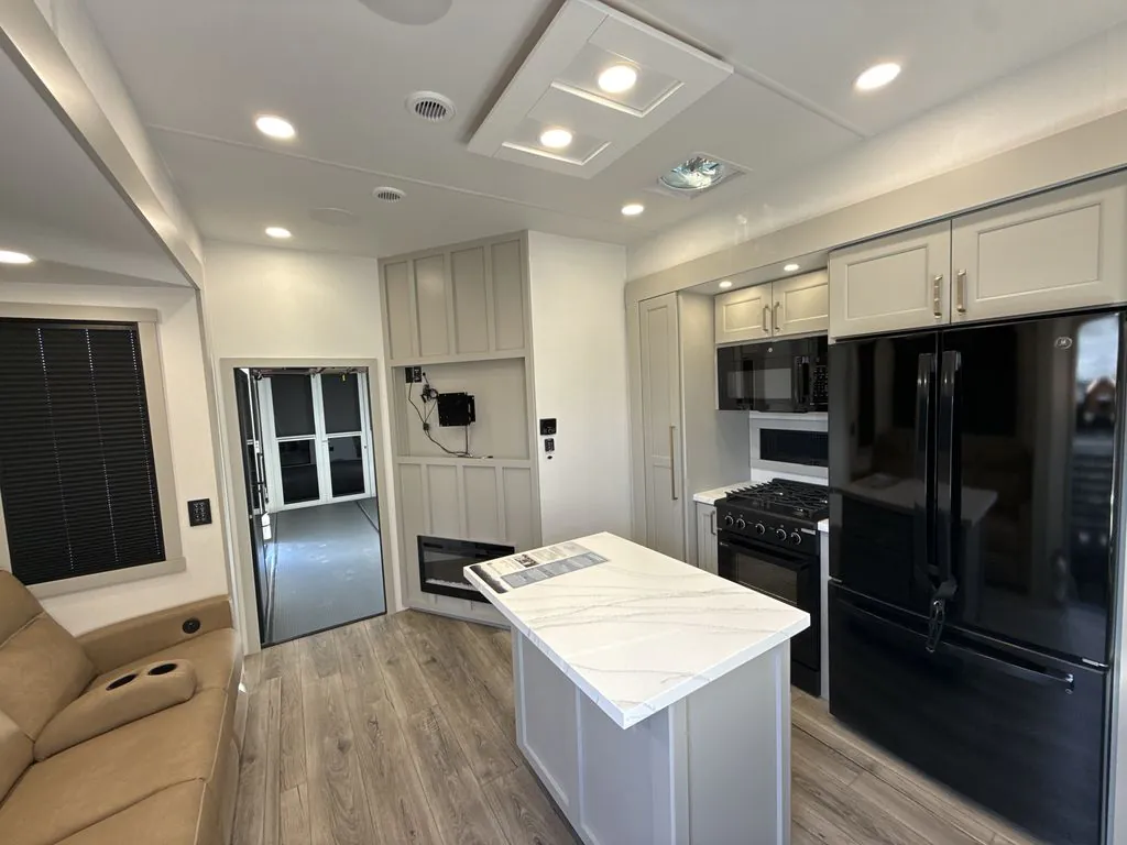 2026 Brinkley Model G 4000, Photos photo 14