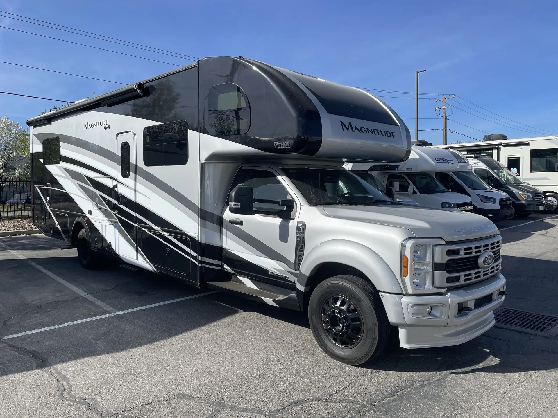 2024 Thor Motor Coach Magnitude LV35 - Photo 2