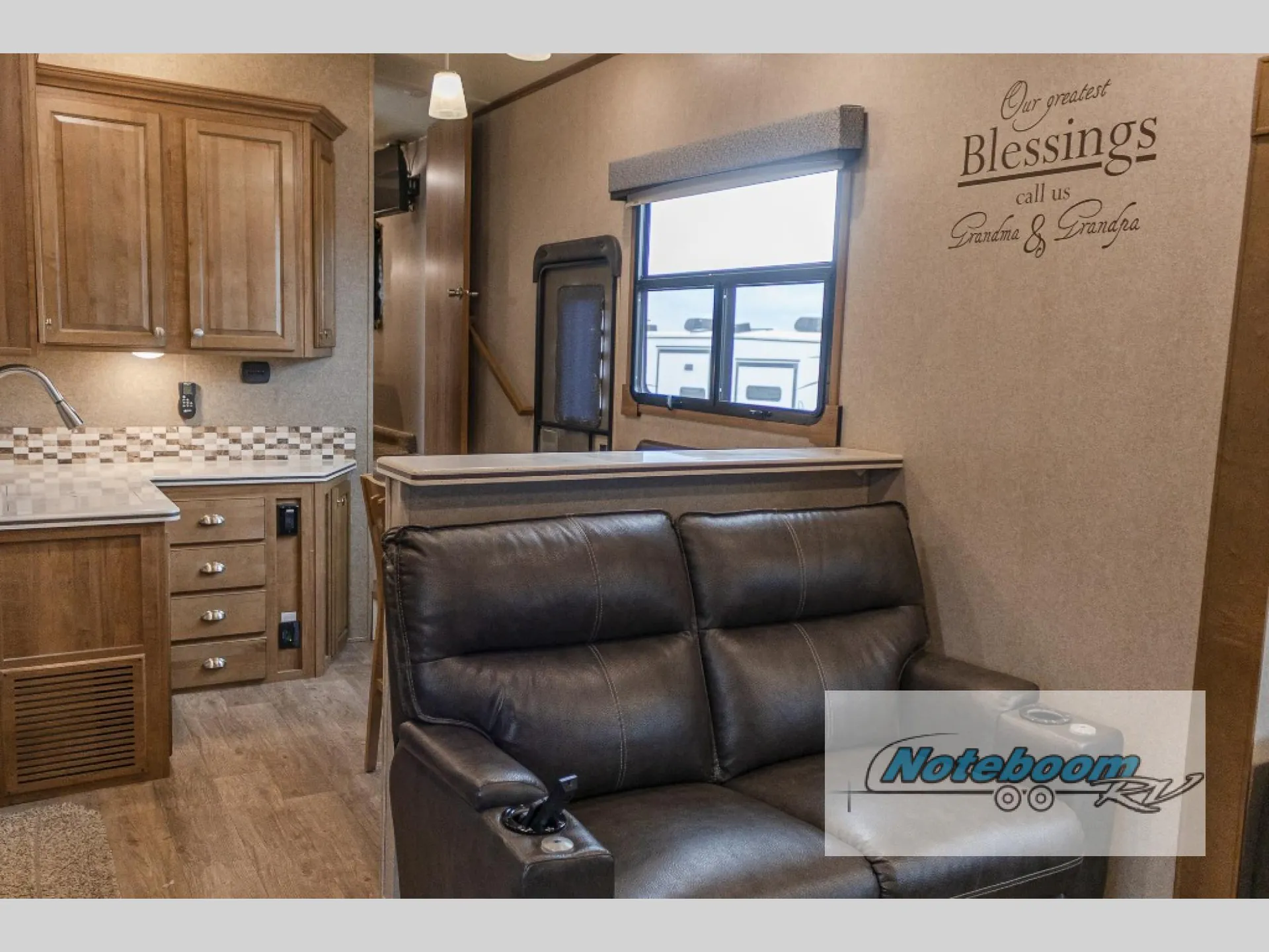 2018 Forest River Rockwood Signature Ultra Lite 8298WS — Photo 5
