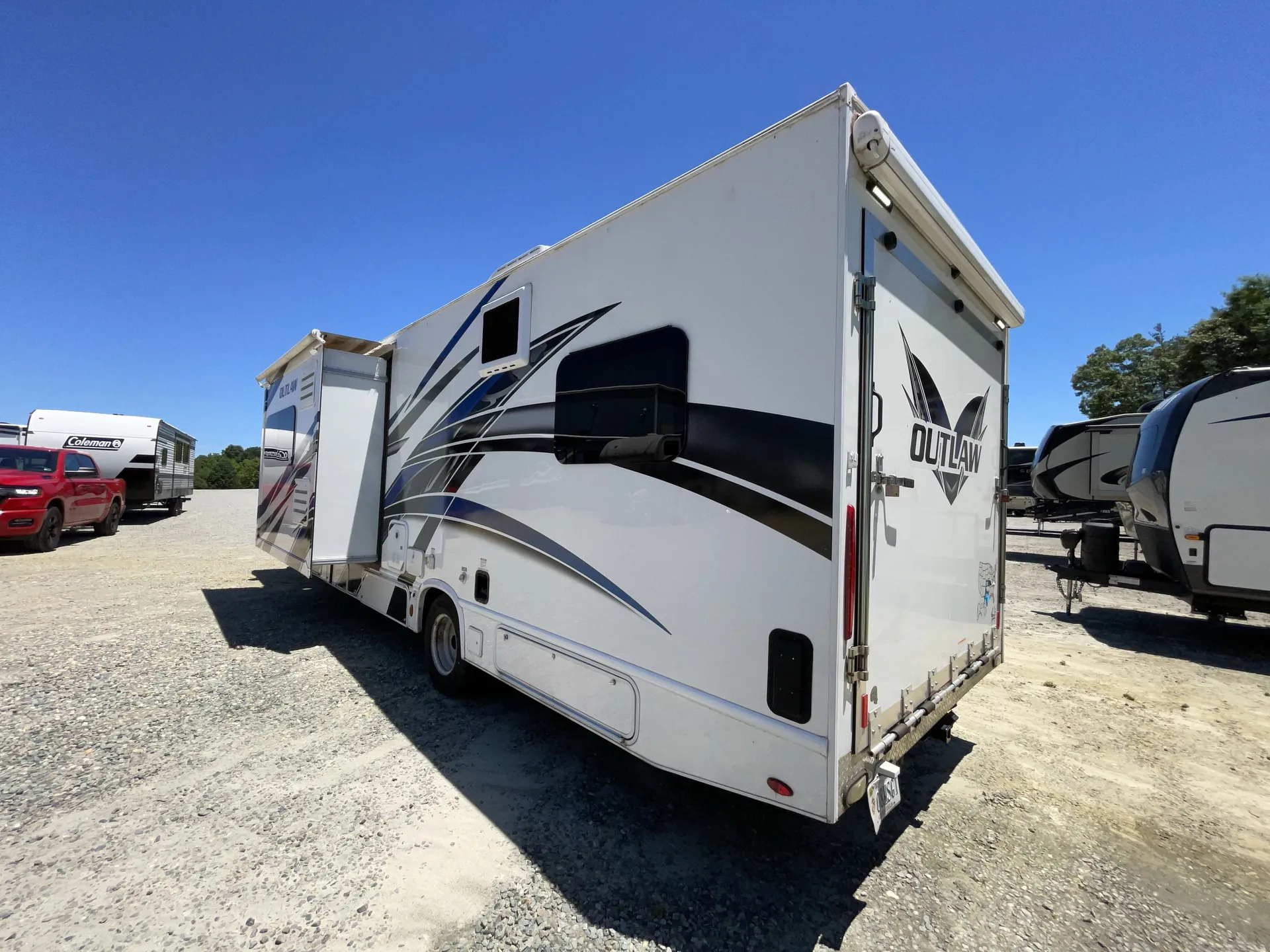 2021 Thor Motor Coach Outlaw 29J — living area main