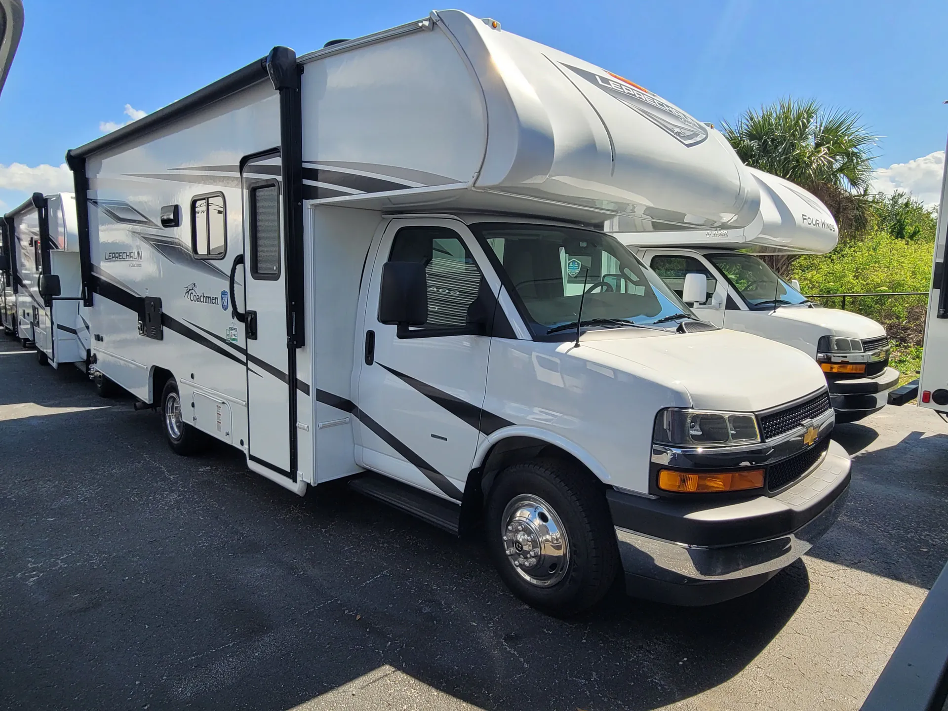2025 Coachmen Leprechaun 220XG - Photo 3