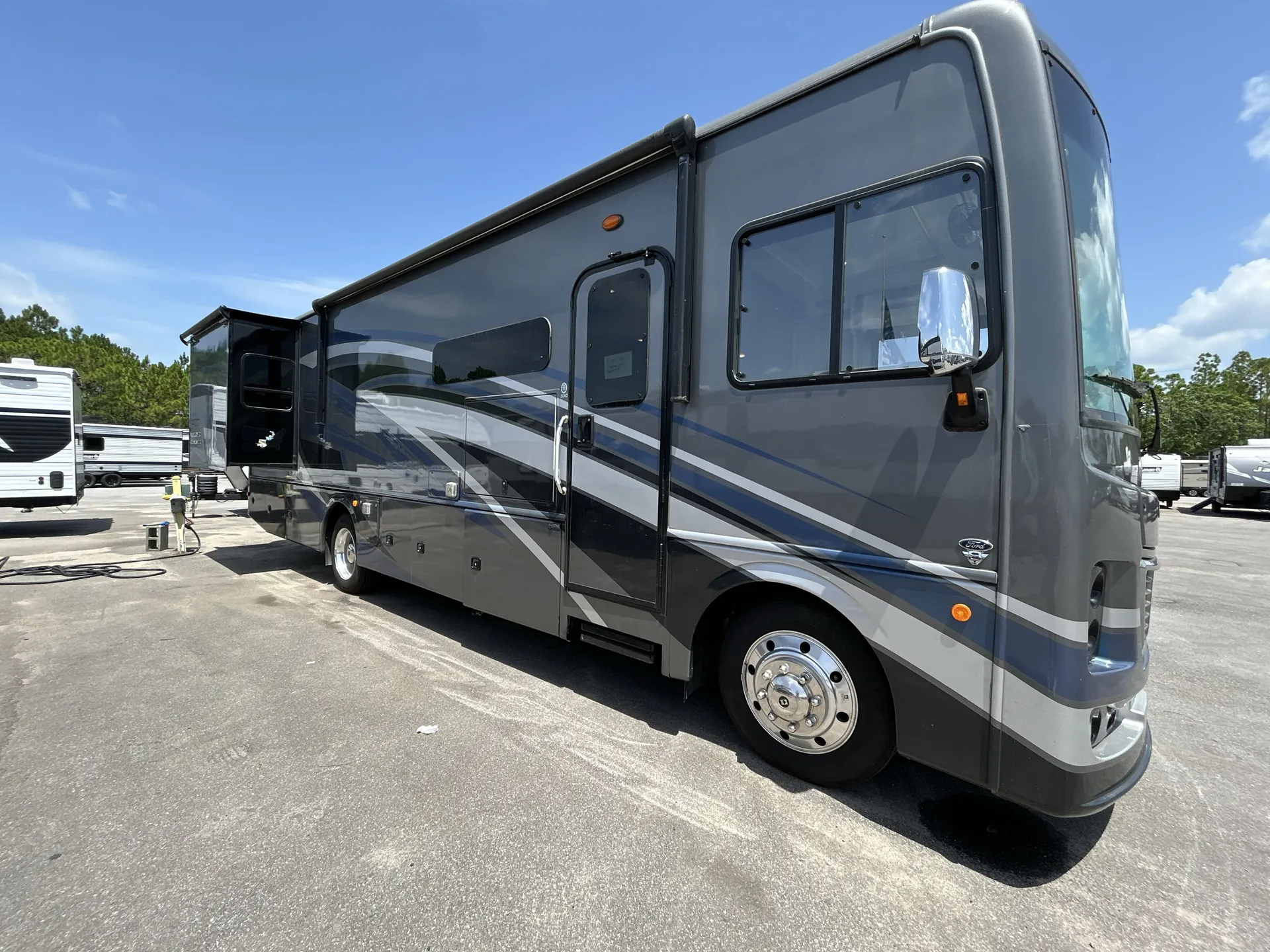 2023 Holiday Rambler Vacationer 33C - Photo 2