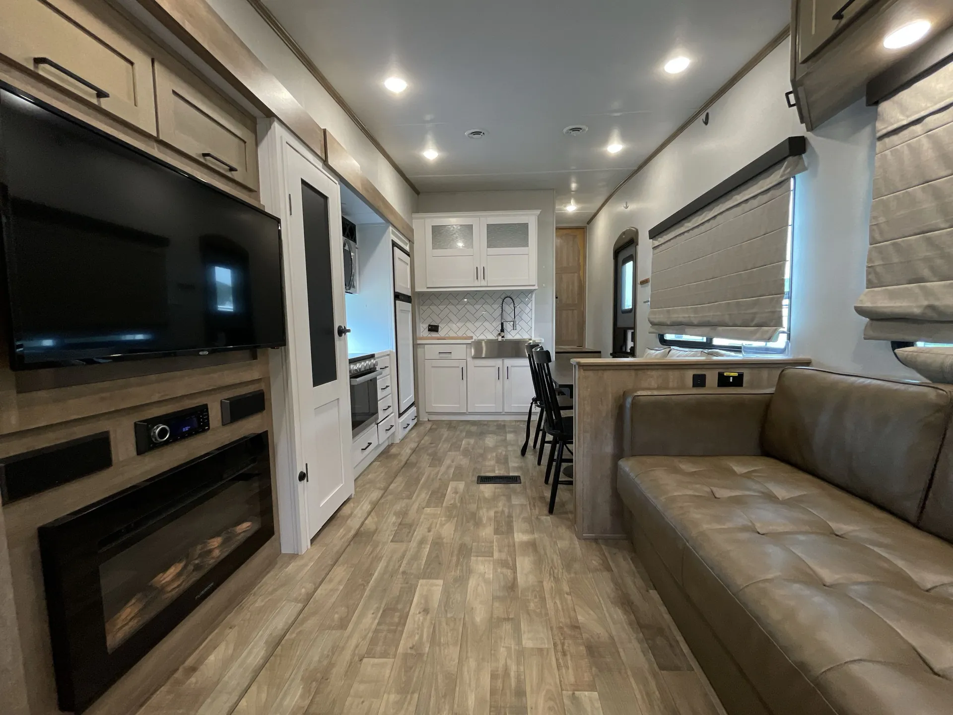2022 Keystone Arcadia 3250RL — living area main