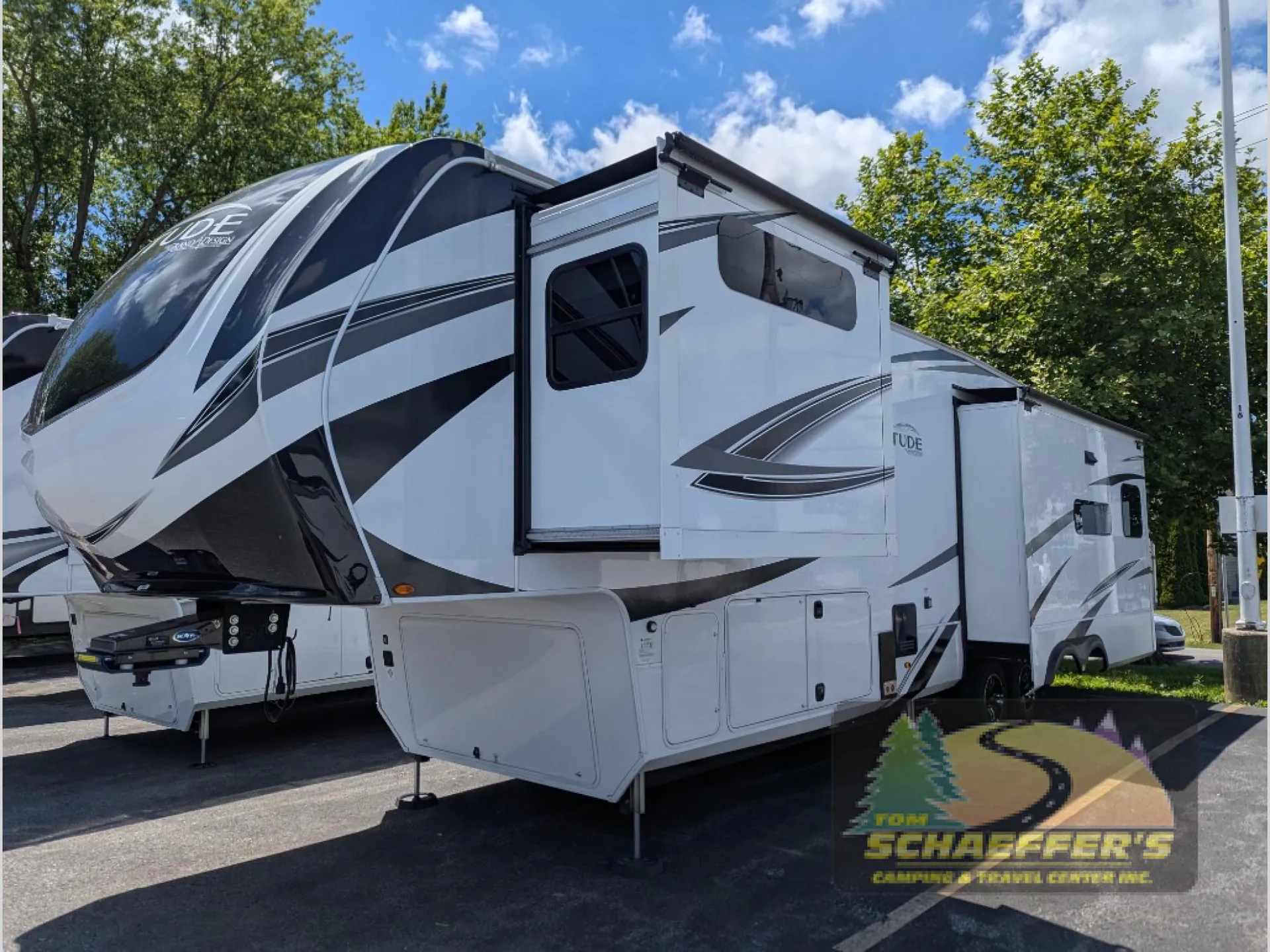 2024 Grand Design Solitude 370DV - Photo 4