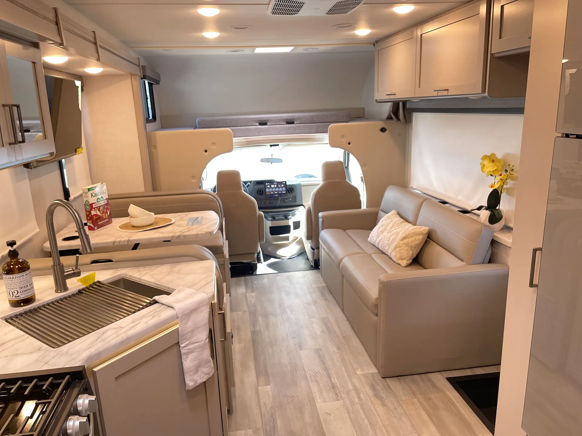 2026 Thor Motor Coach Coleman 31CM — living area main