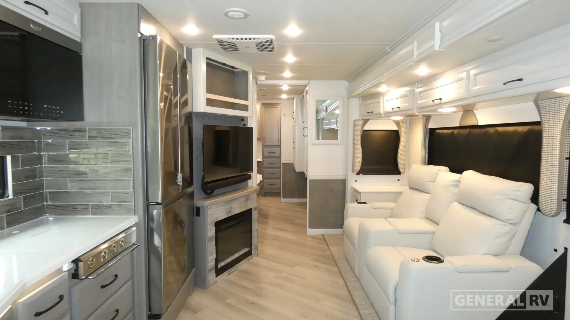 2025 Fleetwood Bounder 35K - Photo 3