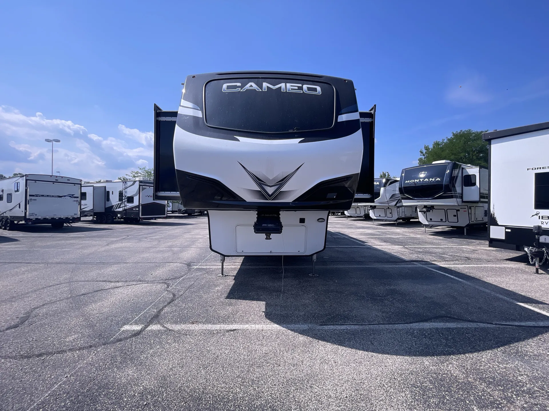2023 crossroads Cameo 3701RL — front