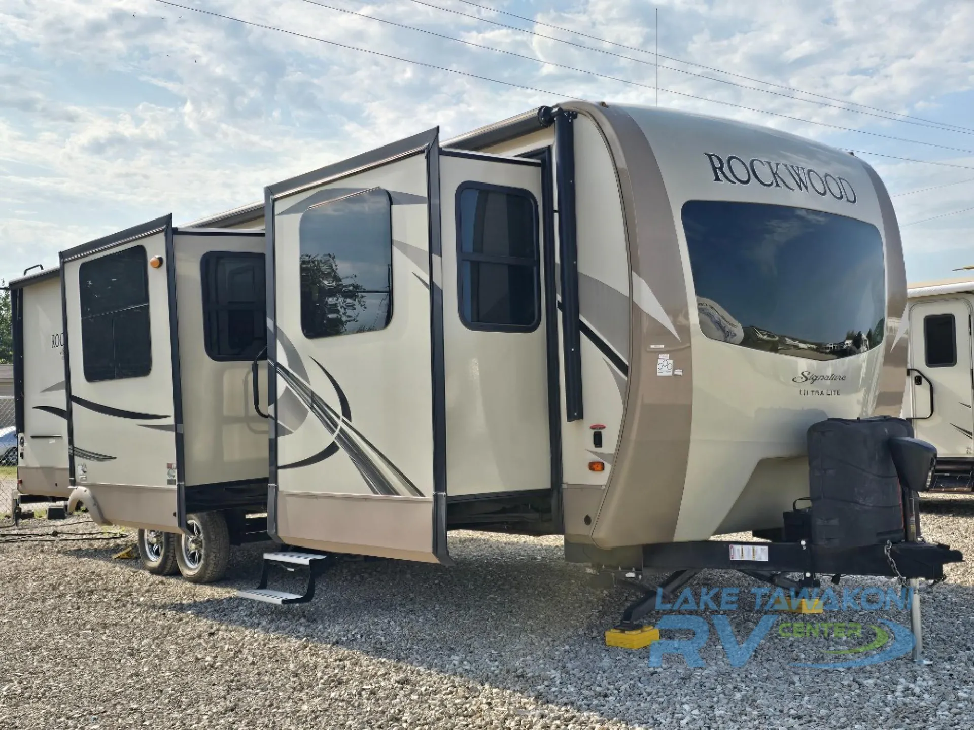 2018 Forest River Rockwood Signature Ultra Lite 8324BS - Photo 2