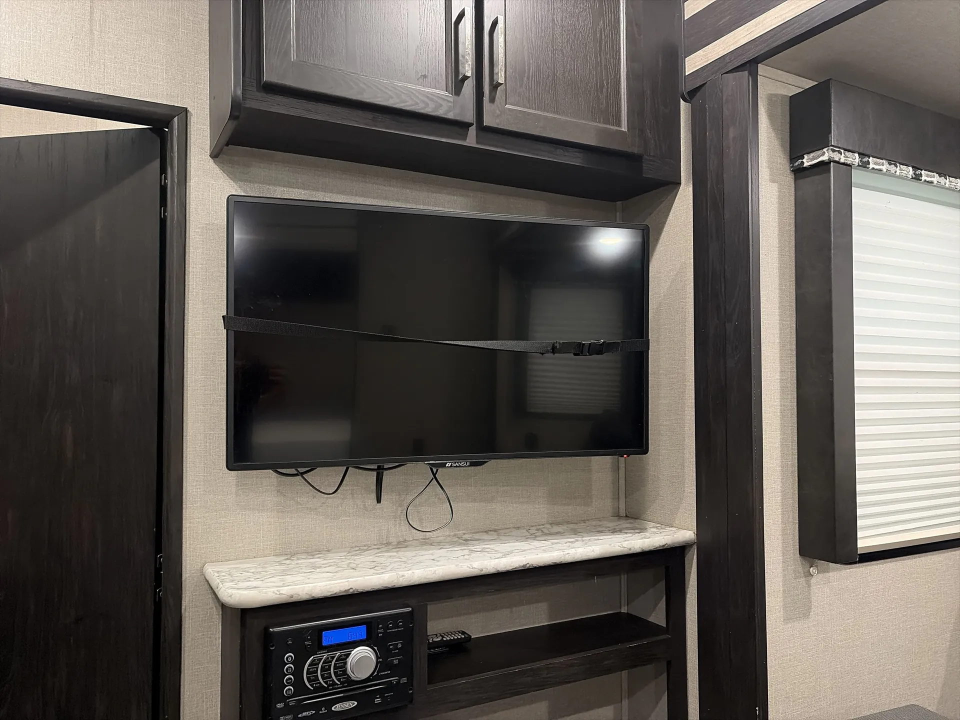 2018 Keystone Impact Vapor Lite 28V — living area main