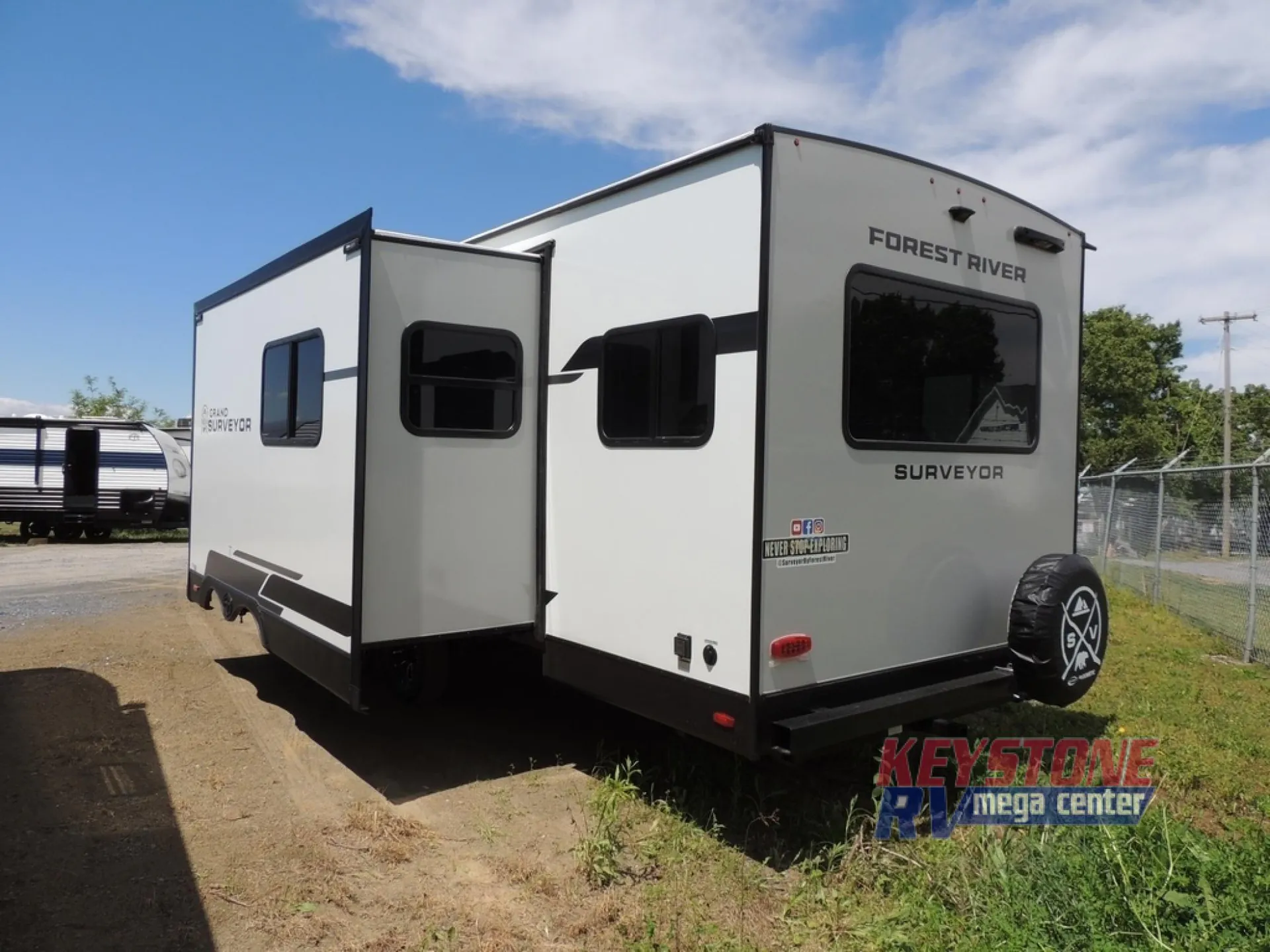 2026 Forest River Grand Surveyor 253RLS - Photo 4