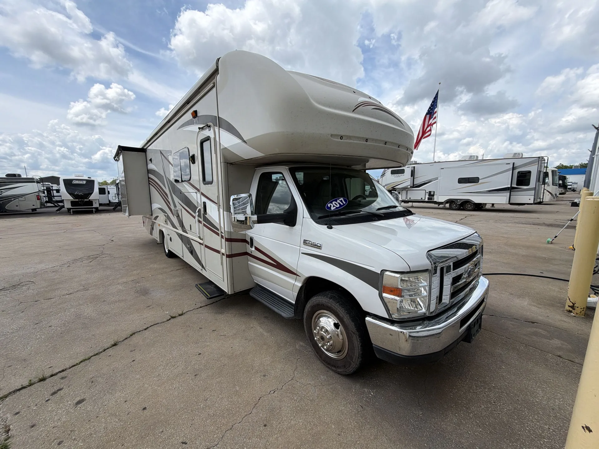2017 Fleetwood Jamboree 31U - Photo 2