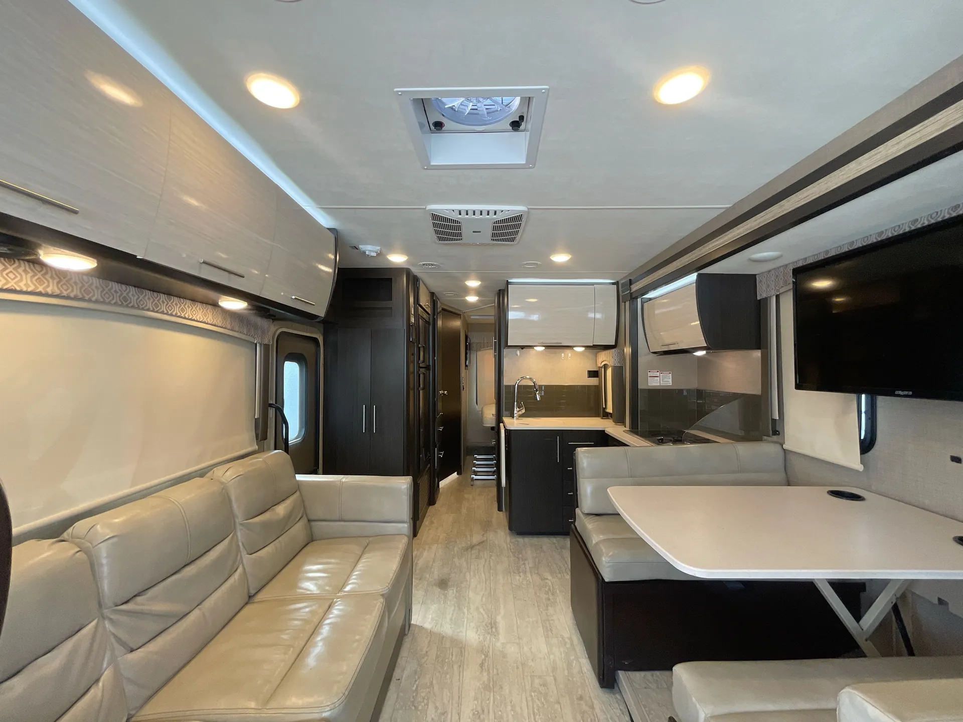 2019 Thor Motor Coach Vegas 27.7 - Photo 3