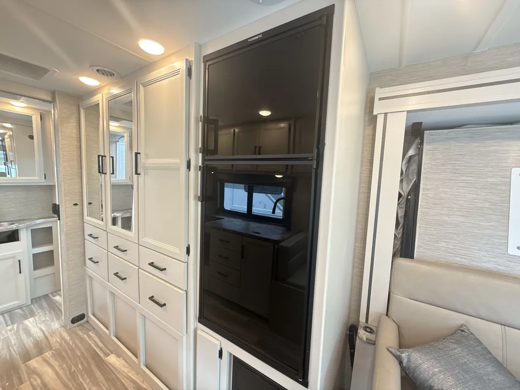 2023 Thor Motor Coach Vegas 24.3, Photos photo 9