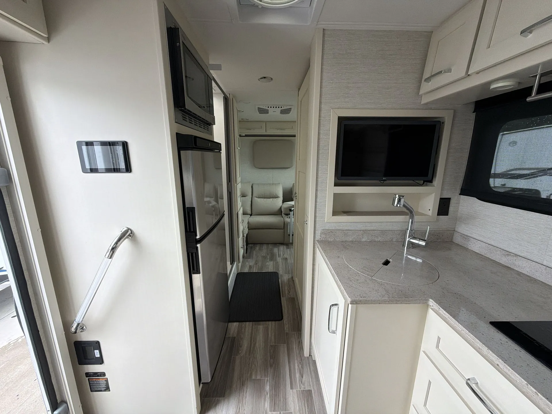 2024 Tiffin Wayfarer 25 RLW — living area main