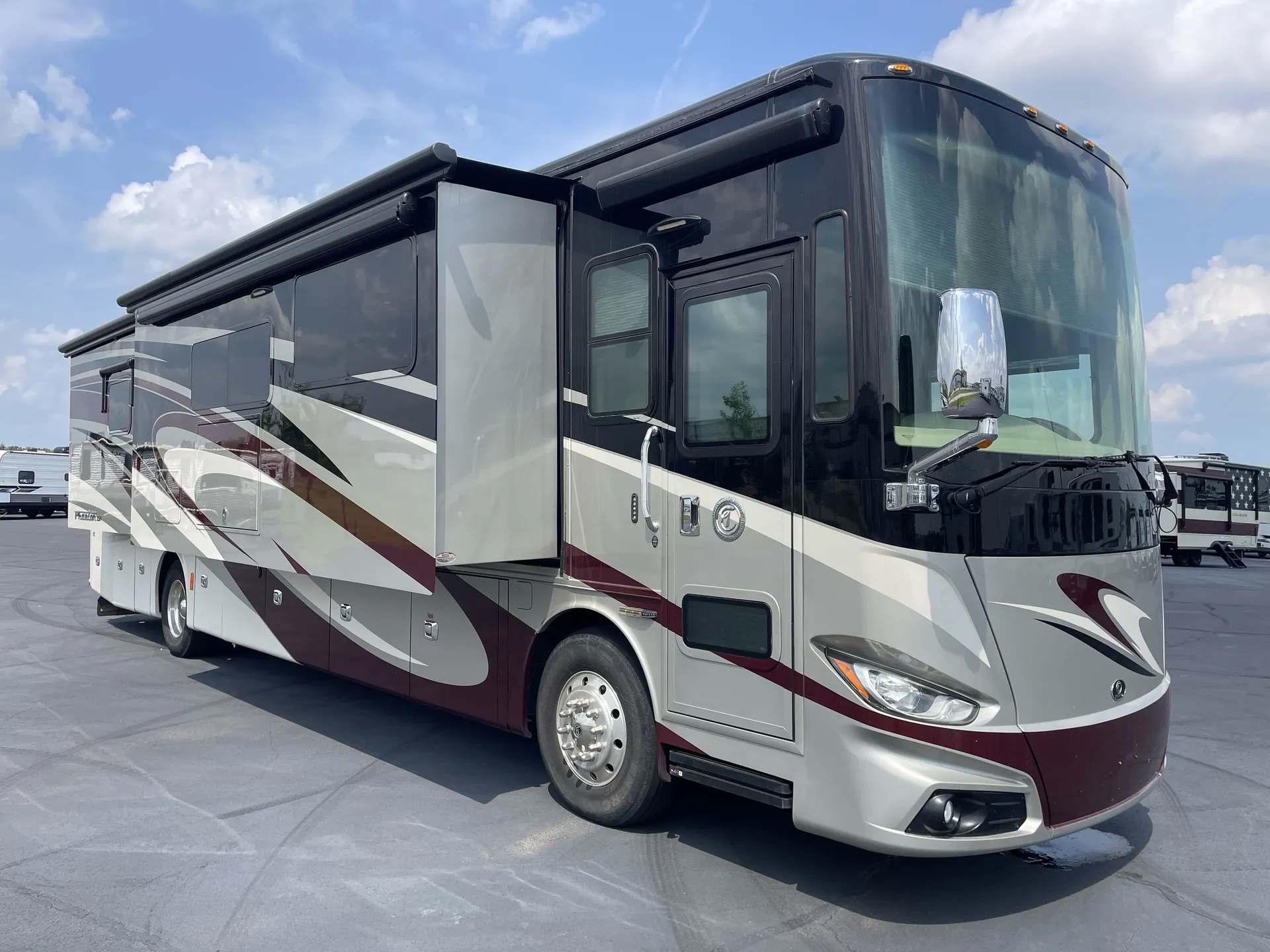 2018 Tiffin Phaeton 40 IH - Photo 2